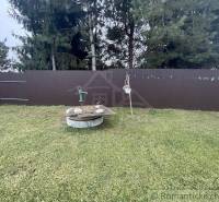 Brunnen, Pumpe und Garten hinter dem Einfamilienhaus bieten einen ruhigen Ort zur Entspannung.