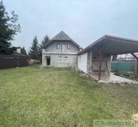 Ein Einfamilienhaus mit Pavillon und Rasen, umgeben von Bäumen, befindet sich in einer ruhigen Gegend.