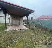 Ein Einfamilienhaus mit Pavillon, Schaukel und Garten bietet einen angenehmen Ort zur Entspannung.