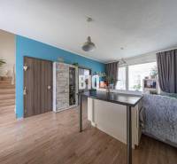 Innenraum eines Einfamilienhauses mit Wohnzimmer, Treppe und Bartresen, helle Holzböden.