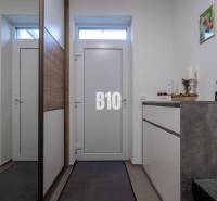Eingangsflur mit weißen Türen und einem Kleiderschrank in einem Einfamilienhaus.