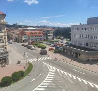 J. Kotáčeka Straße in Zvolen mit Büros, Geschäften und Autos auf dem Parkplatz.