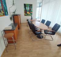 Büros mit rundem Tisch und Stühlen, an der Wand hängt ein Bild.