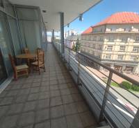 Balkon in der J. Kotáčeka-Straße mit Blick auf die Stadt Zvolen und die umliegenden Büros.
