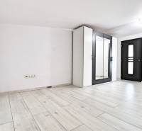 Helles Zimmer mit Parkettboden und Schrank in einem Einfamilienhaus.