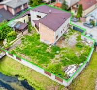 Ein Einfamilienhaus in der Straße Kapitána Nálepku in Beluša mit einem geräumigen Hof, eingezäunt am Kanal.