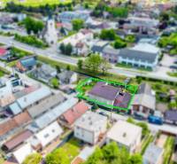 Luftaufnahme eines Einfamilienhauses in der Kapitána Nálepku Straße in Beluša mit hervorgehobenen Grundstücksgrenzen.