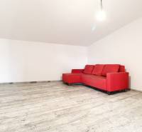 Ein rotes Sofa im Wohnzimmer auf einem Holzboden im Einfamilienhaus.