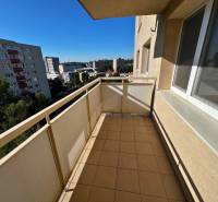 Der Balkon der 2-Zimmer-Wohnung in der Ladzianskeho-Straße bietet einen Blick auf Bratislava - Vinohrady.