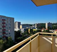 Blick vom Balkon eines Wohnhauses in der Ladzianskeho-Straße in Bratislava - Vinohrady, Umgebung voller Grün.
