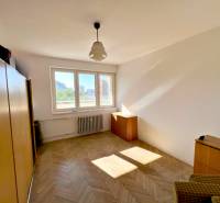 Ein Zimmer mit Einbauschränken und Parkett in einer 2-Zimmer-Wohnung.