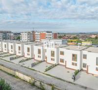Reihenhäuser in der Straße Nová Dedinka - Nová Ves pri Dunaji mit Umgebung des Wohngebiets.