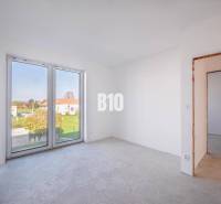 Ein leerer Raum mit einem großen Fenster in einem Einfamilienhaus.