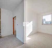 Innenraum eines Einfamilienhauses mit leerem Raum, Treppe und Fenster ohne Bodenbelag.