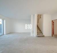 Ein geräumiges Interieur mit einem unfertigen Boden und einer Treppe in einem Einfamilienhaus.