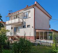 Ein Einfamilienhaus in der Školská-Straße in Voderady mit Balkon und verglaster Veranda.