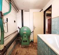 Heizraum mit Badezimmer in einem Einfamilienhaus mit Retro-Fliesen und Ausstattung.
