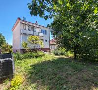 Ein Einfamilienhaus in Voderady in der Školská, umgeben von Grün und Garten.