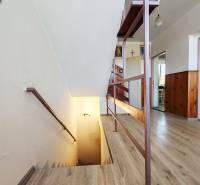 Flur mit Holztreppe und Leisten in einem Einfamilienhaus.