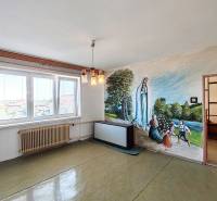 Wohnzimmer in einem Einfamilienhaus mit einem Fresko der Jungfrau Maria und Kindern an der Wand.