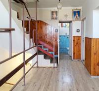 Innenraum eines Einfamilienhauses mit Holzverkleidung und Treppe neben dem Badezimmer.