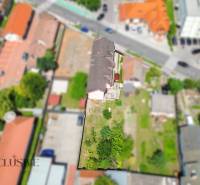 Draufsicht auf ein Einfamilienhaus und einen Garten in der Gyula-Szabó-Straße in Dunajská Streda.