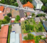 Luftaufnahme eines Einfamilienhauses mit langem Hof in der Gyula-Szabó-Straße in Dunajská Streda.