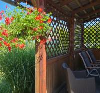 Sommerterrasse eines Einfamilienhauses mit Blumen und Pool in Trenčianske Jastrabie.