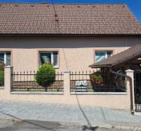 Einfamilienhaus in Trenčianske Jastrabie mit zwei Fenstern und Garten, Werbung von AstonReal.