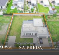Einfamilienhaus zum Verkauf in Dunajský Klátov aus der Vogelperspektive, abgegrenztes Grundstück.
