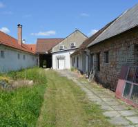 Außenbereich in der Nähe von Geschäftsräumen in Borský Svätý Jur mit Garten und Gebäuden.