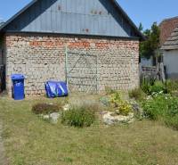 In Borský Svätý Jur sind Geschäftsräume mit einem Ziegelbau und einem Garten zu sehen.