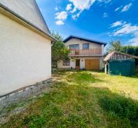 Ein Einfamilienhaus in Sobrance mit einem geräumigen Garten, einer Garage und einem kleinen Unterstand auf dem Grundstück.