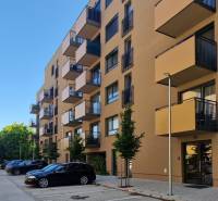 Wohnhaus in der Sadová-Straße in Senica mit Parkplätzen und Balkonen bei den 2-Zimmer-Wohnungen.