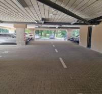 Unterirdische Parkplätze mit Autos in der Nähe einer 2-Zimmer-Wohnung in der Sadová-Straße in Senica.