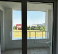Balkon mit Aussicht auf die Umgebung in einer 2-Zimmer-Wohnung.