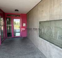 Eingang in der Labutia-Straße in Bratislava V mit der Aufschrift POP und rosa Türen.