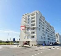 Das Wohnhaus in der Labutia-Straße, Bratislava V, bietet 2-Zimmer-Wohnungen mit Balkonen an.