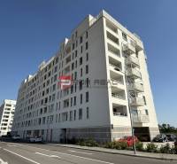 Wohngebäude in der Labutia-Straße in Bratislava V bietet eine 2-Zimmer-Wohnung an.