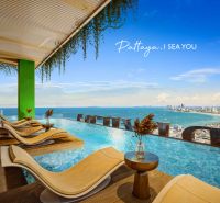 Balkon mit Pool und Blick auf die Küste in der Stadt Pattaya, Wohnungsbau.