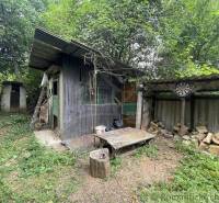 Holzgartenhaus mit Schuppen im Hof eines Einfamilienhauses in Branč.