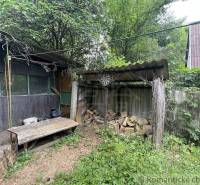 Ein Einfamilienhaus in Branč mit einem Holzschuppen, Holz, einem Tisch und einer Zielscheibe im Hof.