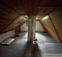 Dachboden mit Holzverkleidung und Betonboden in einem Einfamilienhaus.