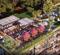 Dachgarten mit Terrasse im Wohnkomplex in Pattaya, umgeben von Grün.