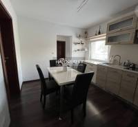 Esszimmer mit Holzmöbeln und Esstisch in einem Einfamilienhaus.
