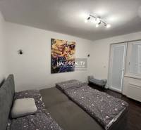 Schlafzimmer mit Bett und Bild, Zugang zum Garten durch das Fenster, Einfamilienhaus.