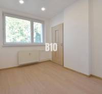 Helles Zimmer mit Fenster und Heizkörper in einer 3-Zimmer-Wohnung.