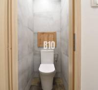 Ein Badezimmer mit einfachem Design in einer 3-Zimmer-Wohnung.