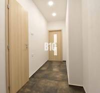 Der Flur mit weißen Wänden und Türen in einer 3-Zimmer-Wohnung.