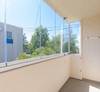 Ein verglaster Balkon in einer 2-Zimmer-Wohnung mit Blick ins Grüne in Dubnica nad Váhom.